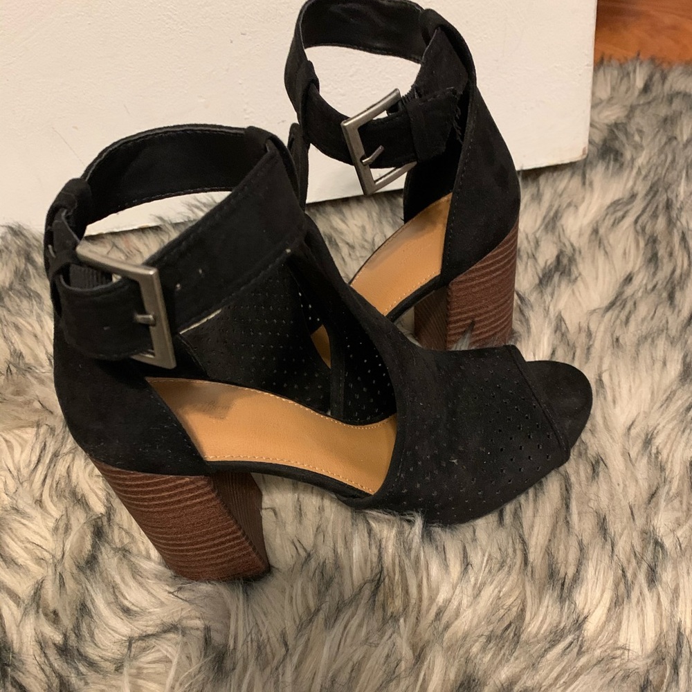 Size 7 wedge black straps sandal